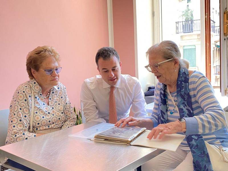 Gli anziani ospiti degli alloggi protetti della città in visita al