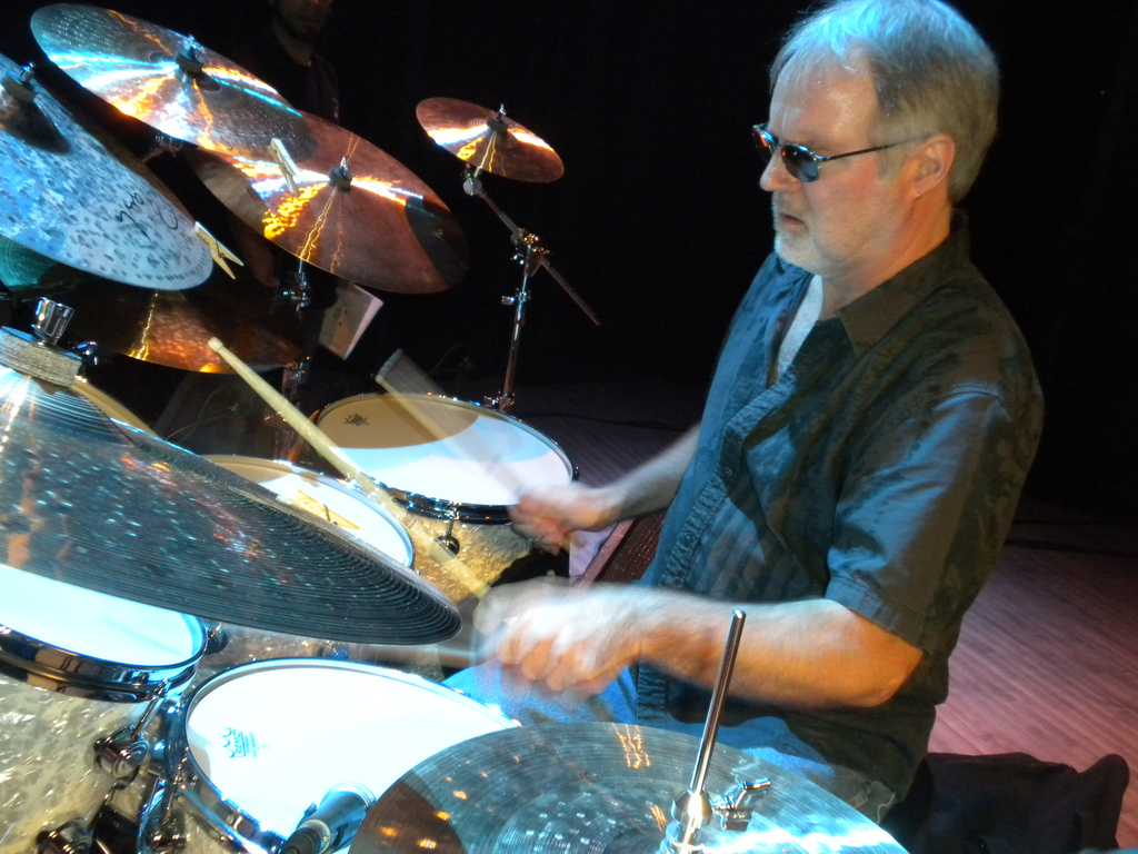 Paul Wertico alla batteria durante un concerto