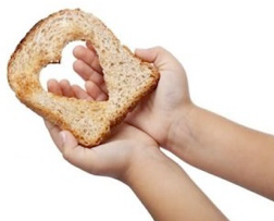 mani che tengono un pane