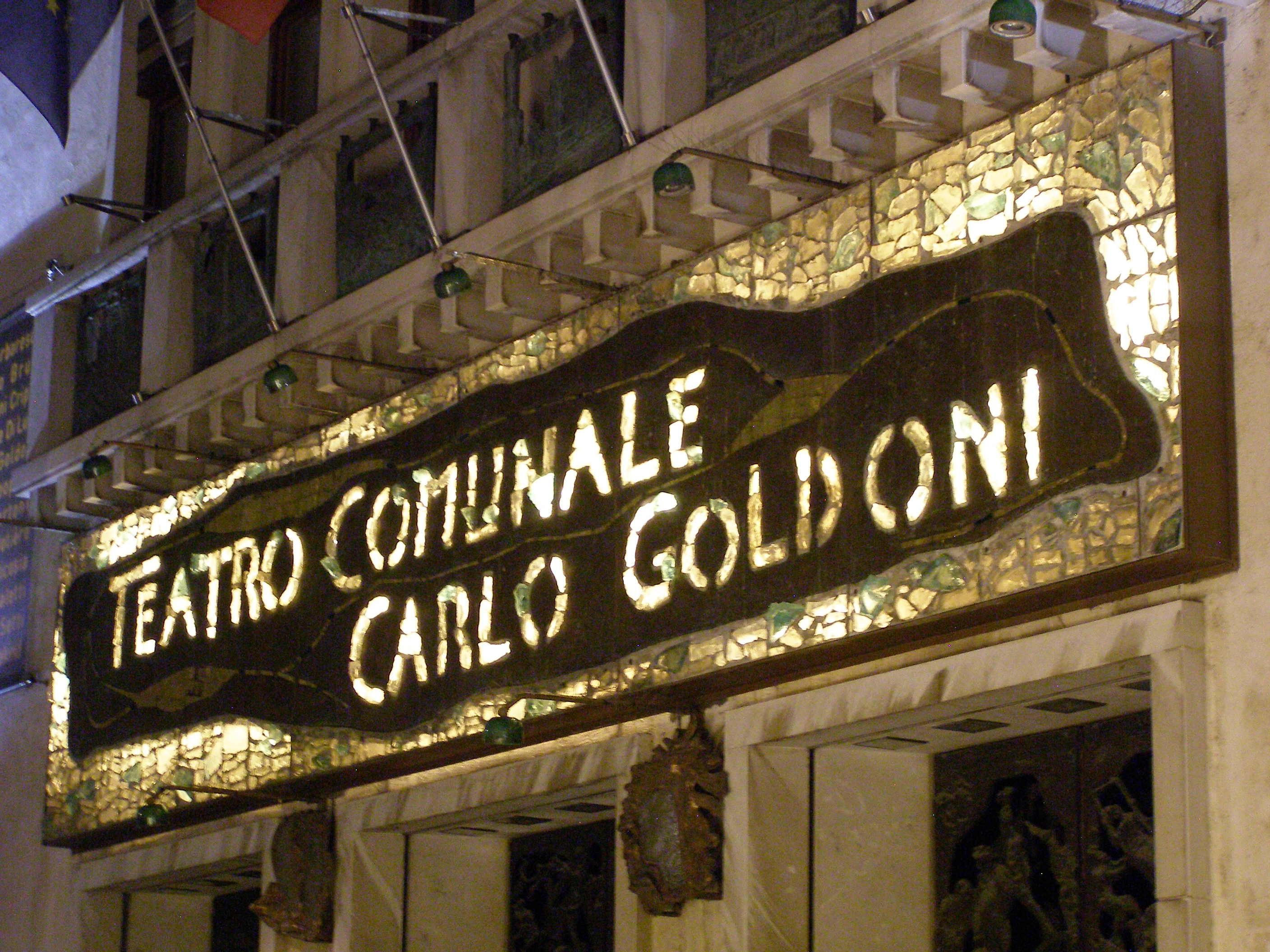 Particolare della facciata con la scritta Teatro comunale Carlo Goldoni