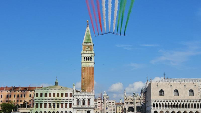 Le Frecce Tricolori Sorvolano Venezia Per Celebrare I Cento Anni Dell