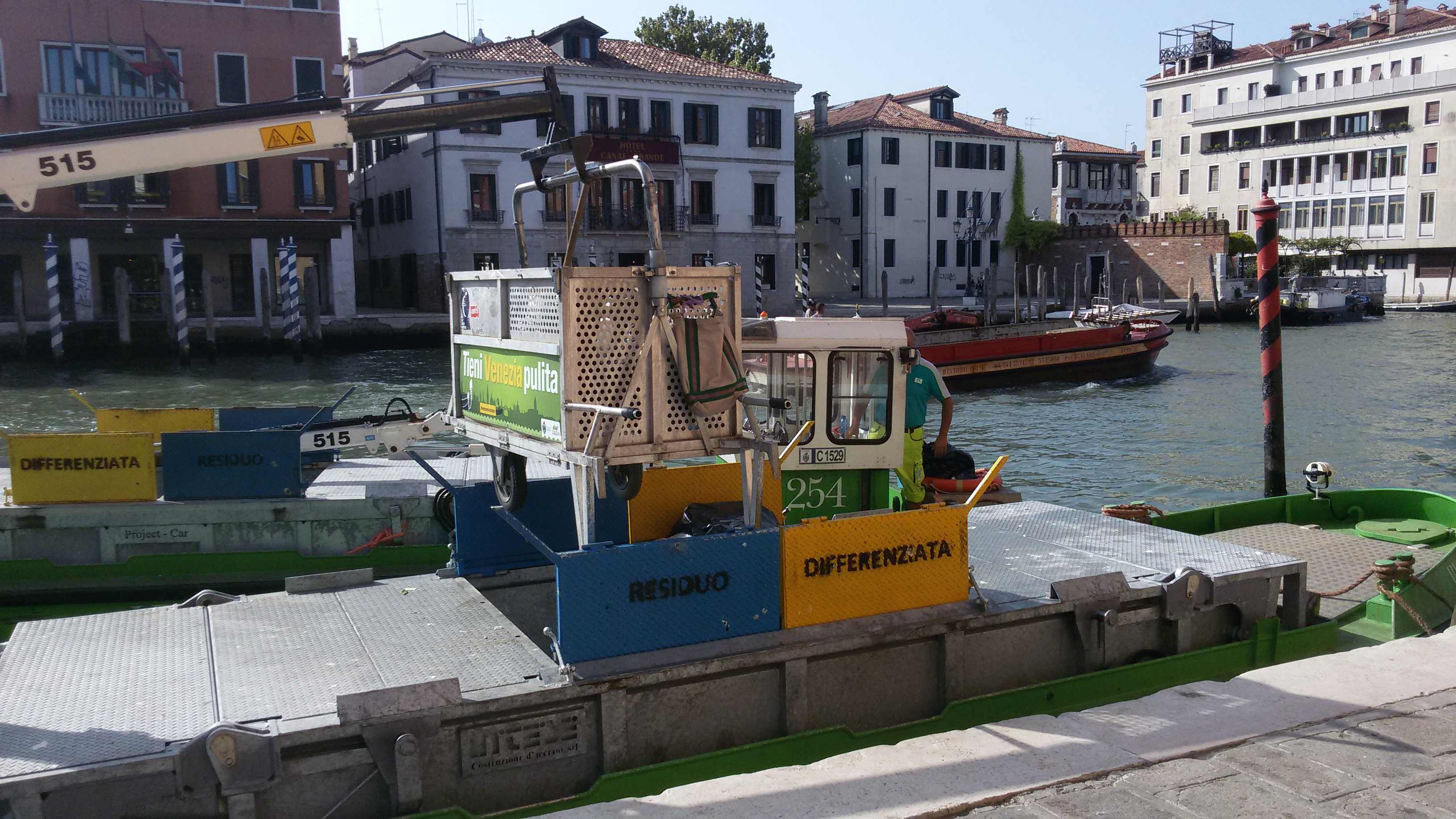 immagine della raccolta rifiuri a Venezia