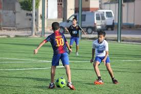 foto bambini che giocano a calcio