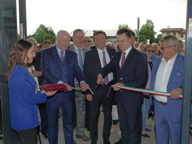 Il momento del taglio del nastro