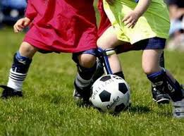 bimbi che giocano a calcio