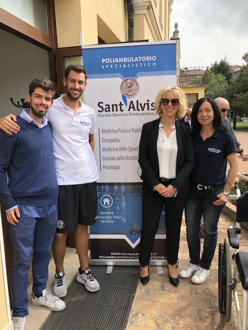 Piscina Santalvise Venezia.Soroptimist Club Venezia Dona Una Sedia Per Disabili Alla Piscina Sant Alvise Comune Di Venezia Live Le Notizie Di Oggi E I Servizi Della Citta