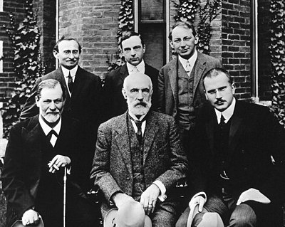 foto con Sigmund Freud, Stanley Hall, C.G.Jung. Fila dietro,da sinistra a destra: Abraham A. Brill, Ernest Jones, Sándor Ferencz