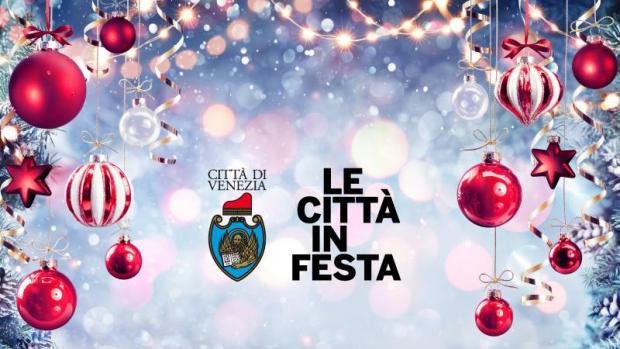 Composizione grafica: logo Città in Festa circondato da addobbi da albero di Natale