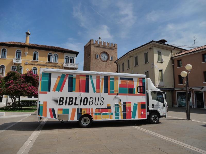 Il Bibliobus in piazza Ferretto sotto la Torre Civica