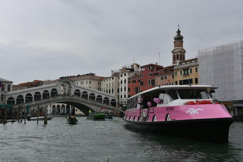 Vaporetto Rosa in Canal Grande