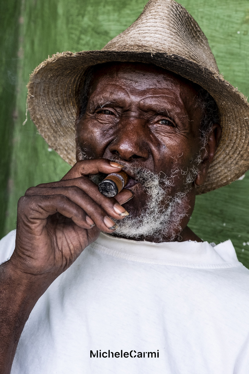 Cubano che fuma un sigaro. Foto di Michele Carmi