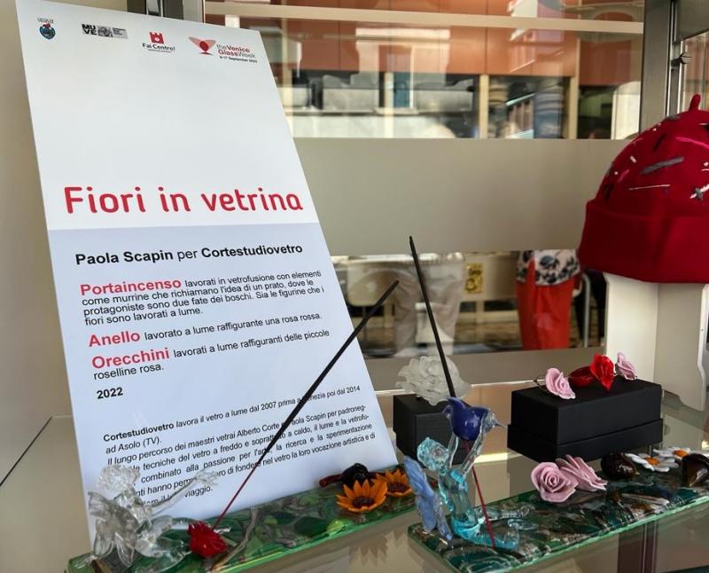 The Venice Glass Week raggiunge anche Mestre con la mostra diffusa “Fiori  in vetrina”