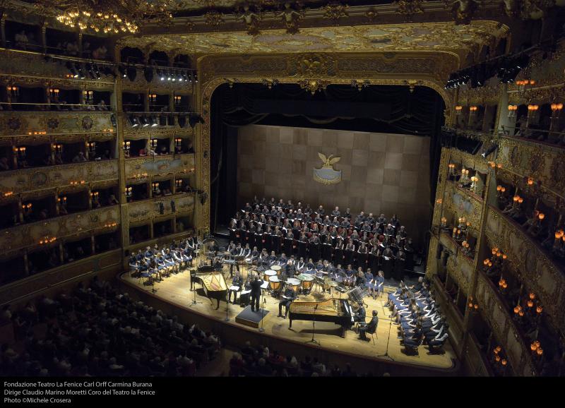 Teatro fenice con coro e orchestra