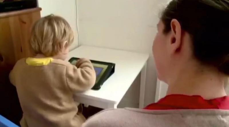 Bambino che usa il tablet