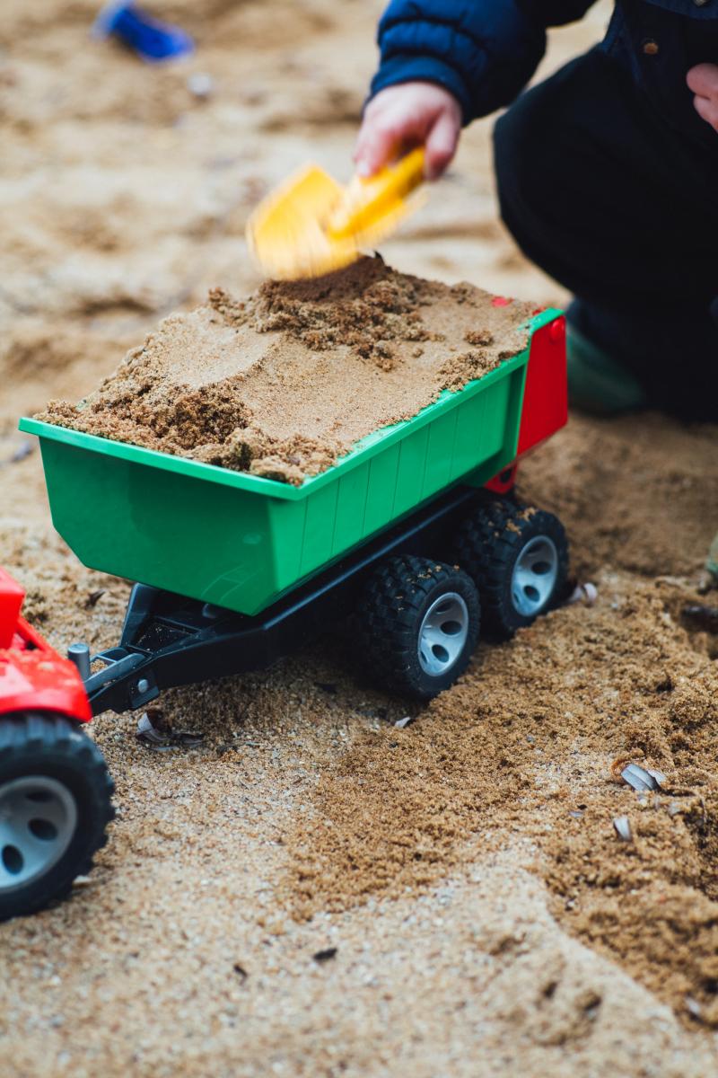 bambino che gioca sulla spiaggia