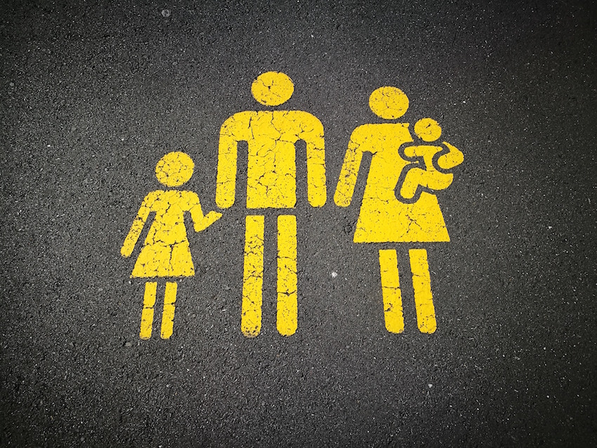 disegno di una famiglia sull'asfalto