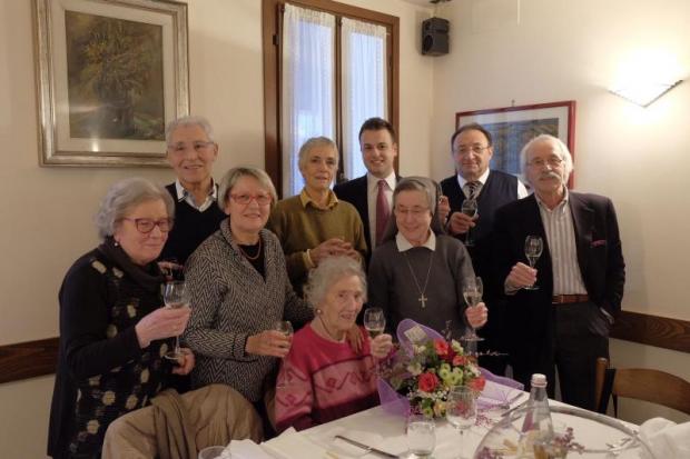 Foto di gruppo, signora Irma, assessore e familiari