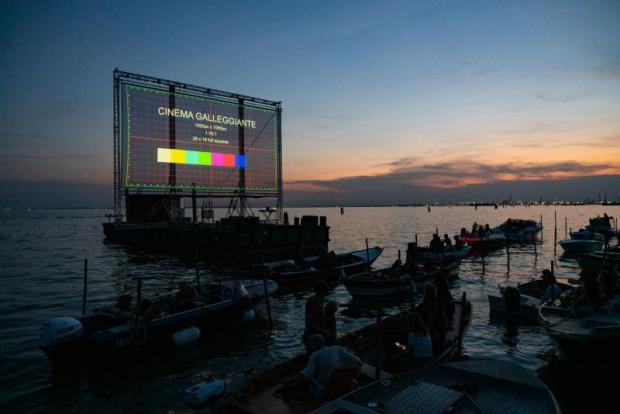 credit Riccardo Banfi Schermo cinematografico allestito su una struttura galleggiante, di sera