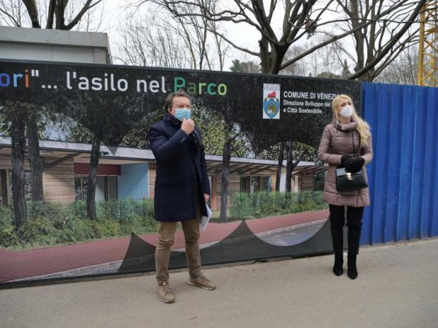 gli assesori davanti al cantiere
