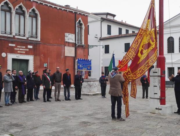 La cerimonia dell'alzabandiera