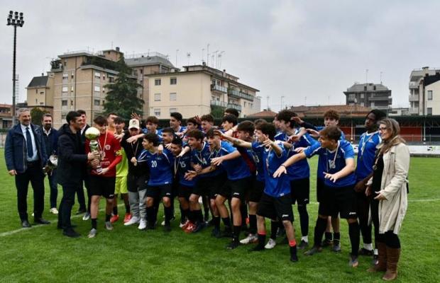 la consegna del trofeo