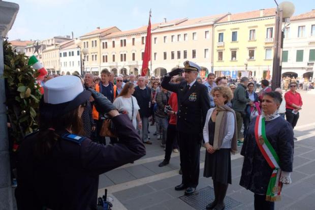 un momento della cerimonia in piazza Ferretto