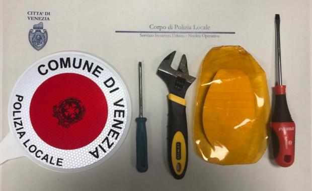gli arnesi sequestrati