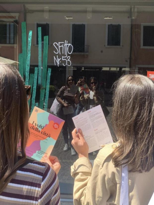 ragazze che guardano manifesto manifestazione