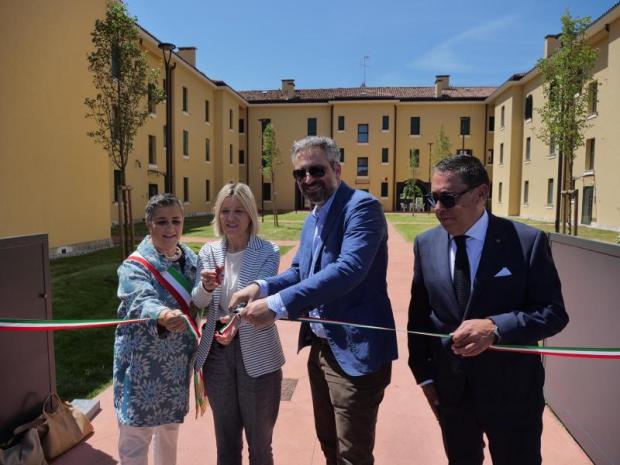 Il momento del taglio del nastro