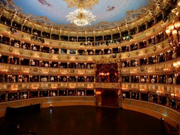 panorama del teatro ad inizio concerto