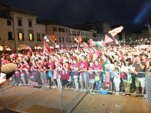 la folla in piazza ferretto