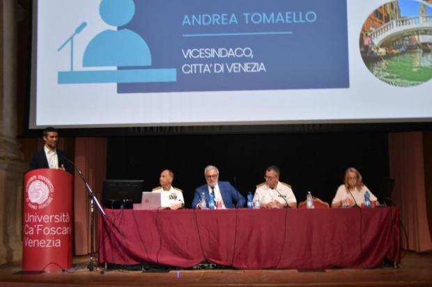 un momento dell'intervento del vicesindaco