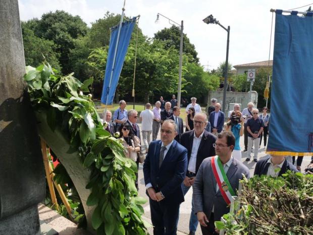 un momento della posa dei fiori