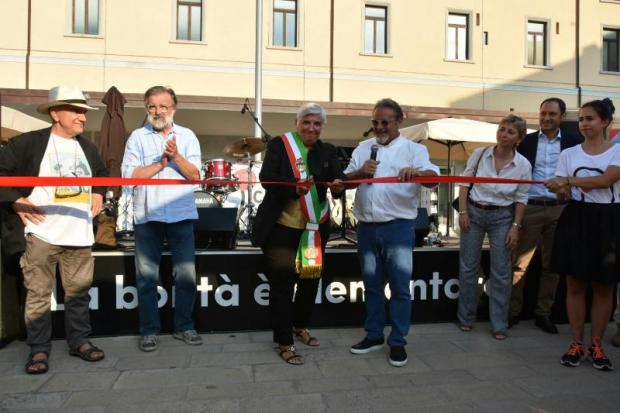 il taglio del nastro