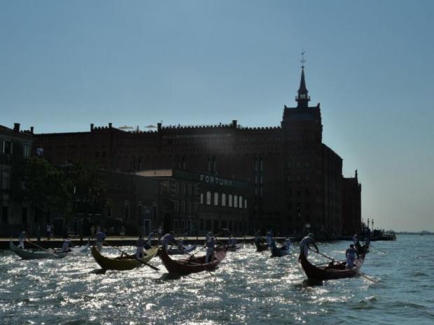 un momento della gara delle gondole