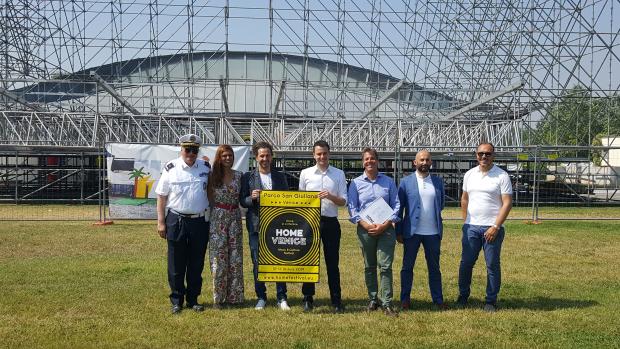 Il palco in costruzione dell'Home Venice Festival
