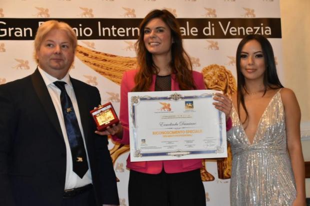 la consegna del premio