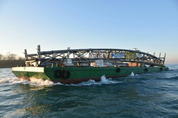Il trasporto del nuovo ponte