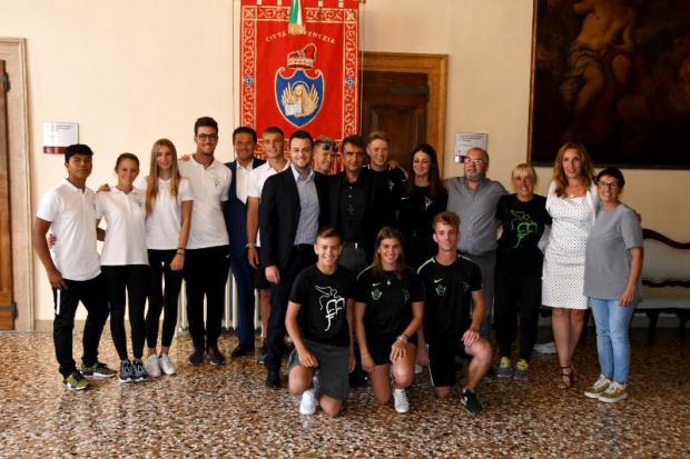 La foto dopo la conferenza stampa
