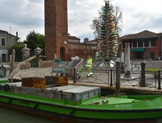 Barca raccolta rifiuti a Murano