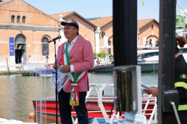 Il sindaco all'inaugurazione