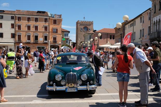 Foto di auto in piazza