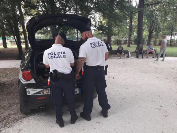 polizia locale al parco