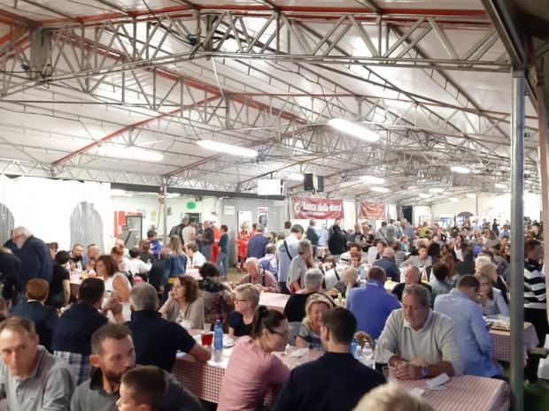 Persone in sagra