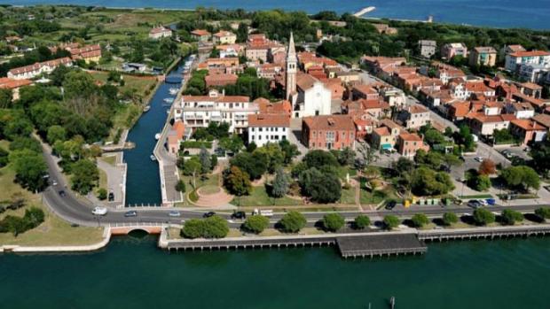 immagine aerea del borgo di Malamocco foto aerea di Malamocco