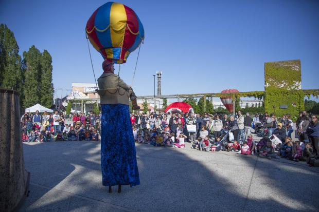 mongolfiera e artisti di strada