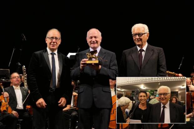 La consegna del premio