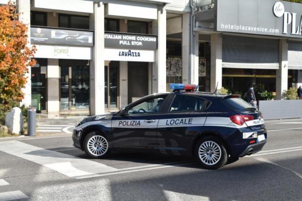 Minorenne Vende Hashish A Un Coetaneo. La Polizia Locale Interviene E ...