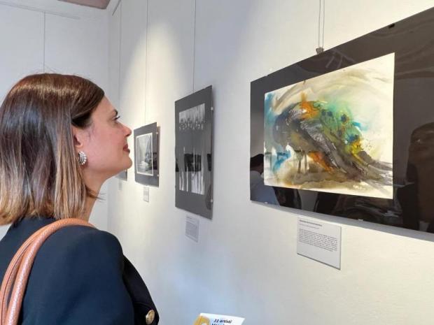 Damiano guarda i quadri della mostra
