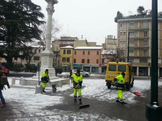 volontari che spalano la neve